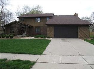 2002 Berrywood Ln, Bloomington, IL 61704