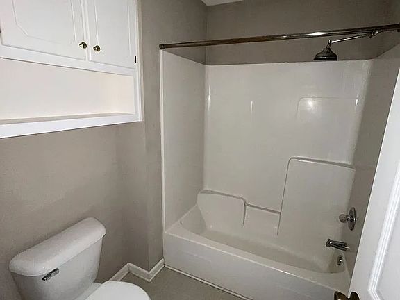 3rd image of 100 Woodrun Dr #0