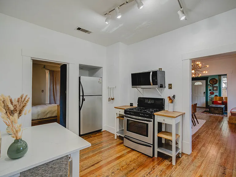 914 Snover St — Photo 12
