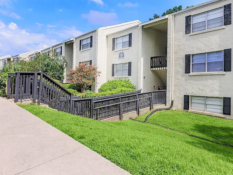 Silversmith Creek Apartments — Photo 10