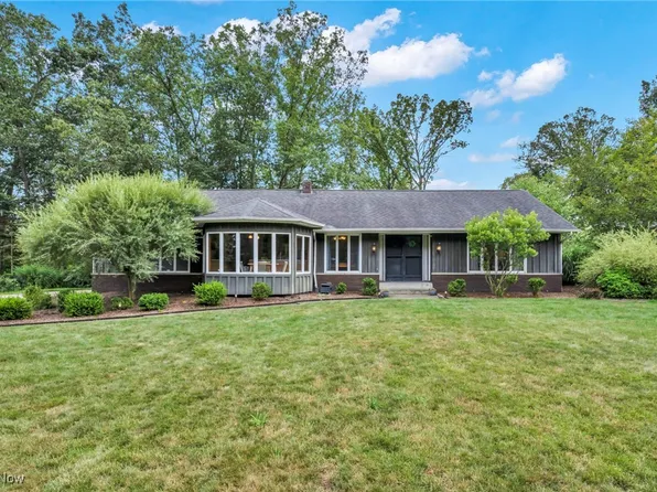 10340 Whitewood Rd, Brecksville, OH 44141