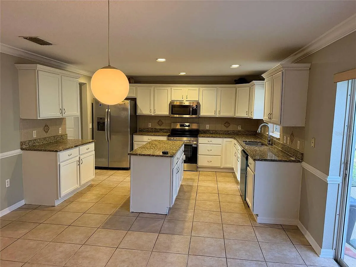 6 bed, 4.5 bath, 3952 sqft, $3,400 — Photo 4