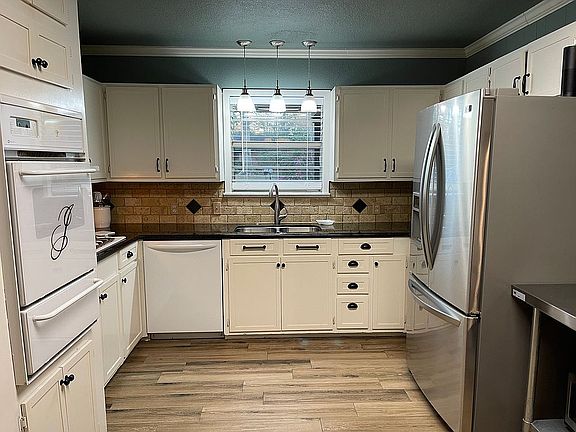 5th image of 390 Whiteoak Dr