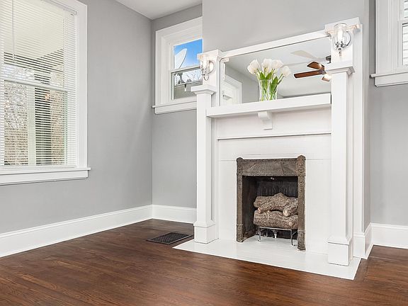3rd image of 372 Kelton Ave