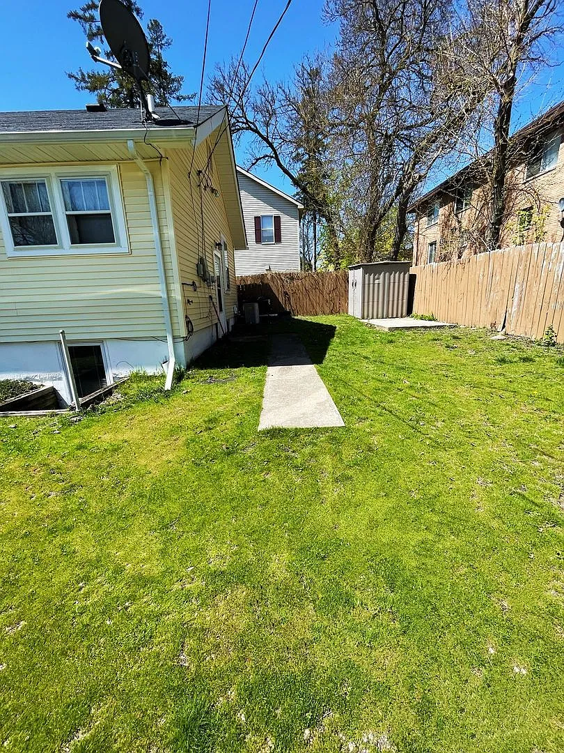 203 E. Davis — Photo 3