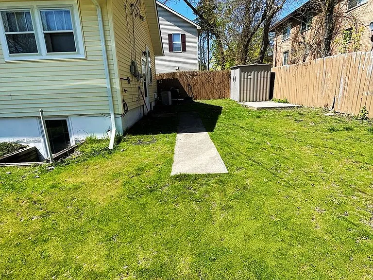203 E Davis Ave — Photo 3