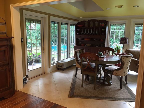 Breakfast casual dining area