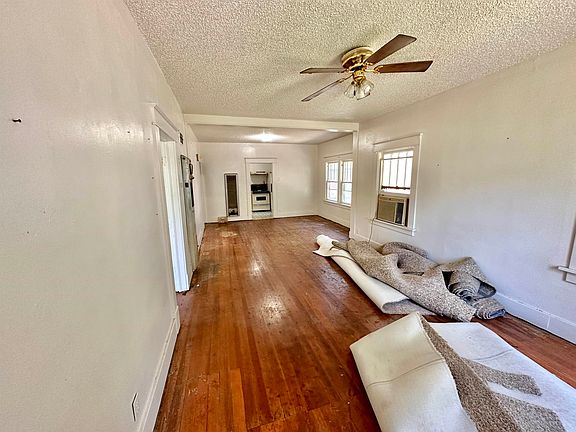 4th image of 215 E Columbia Ave