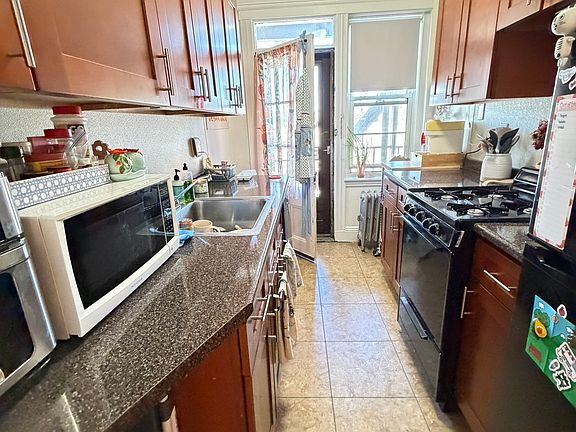 3rd image of 132 Washington St #23