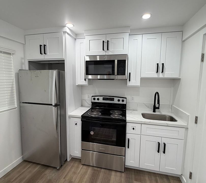 1st image of 4913-4915 Cahuenga Blvd #4913-3/4