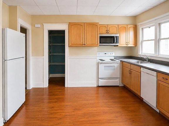 3rd image of 191 W 6th St #3