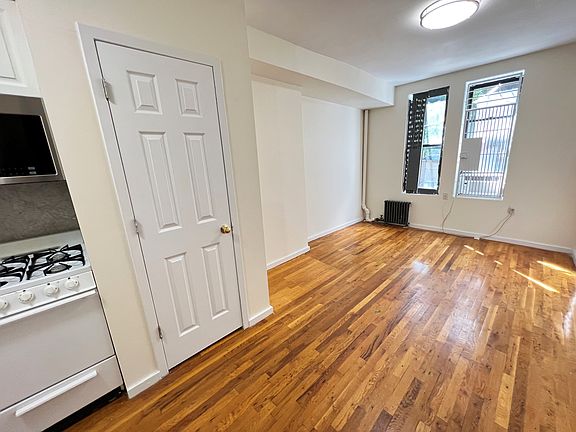 2nd image of 322 E 6th St APT Sre
