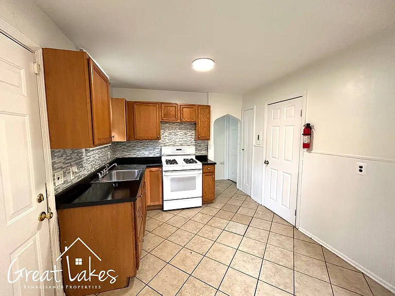 5233 Farmbrook St — Photo 12