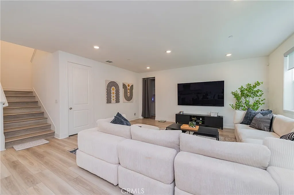 4 bed, 2418 sqft, $7,500 — Photo 4