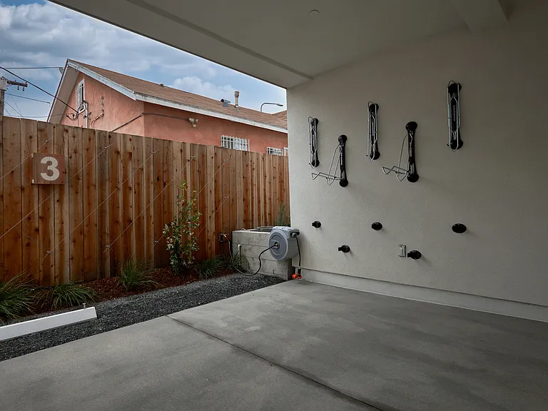 2929 S La Brea Ave — Photo 41