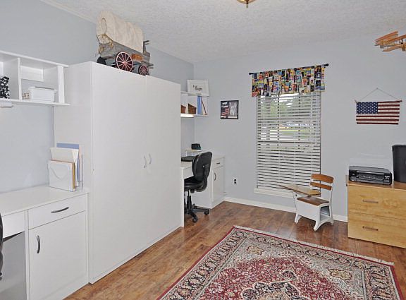 3rd image of 630 Dogwood St