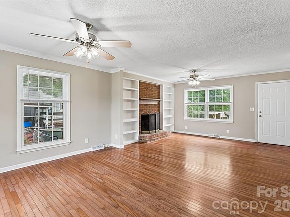 5th image of 550 Englewood St NE