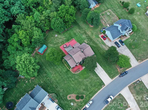 5438 Winding Oak Dr, Hickory, NC 28602