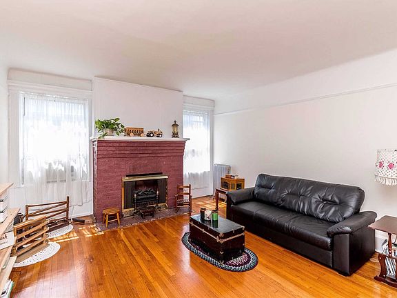 3rd image of 14907 Sanford Ave APT 4B