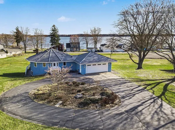 828 Reunion Ave, Fremont, MI 49412