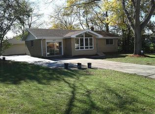 2207 E Sand Lake Rd, Lindenhurst, IL 60046