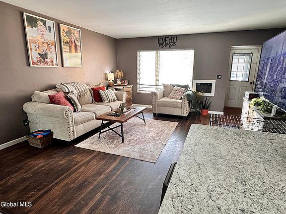 2nd image of 10 Eichen Street