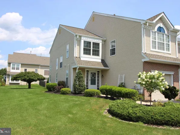 36 Honey Locust Ln, Newtown, PA 18940