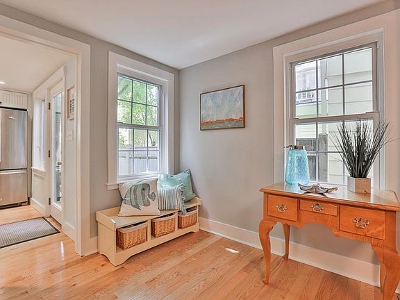 4th image of 9 Bromfield St