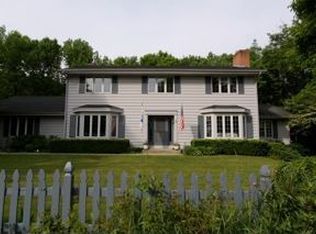 16 Redwing Ln, Wind Point, WI 53402