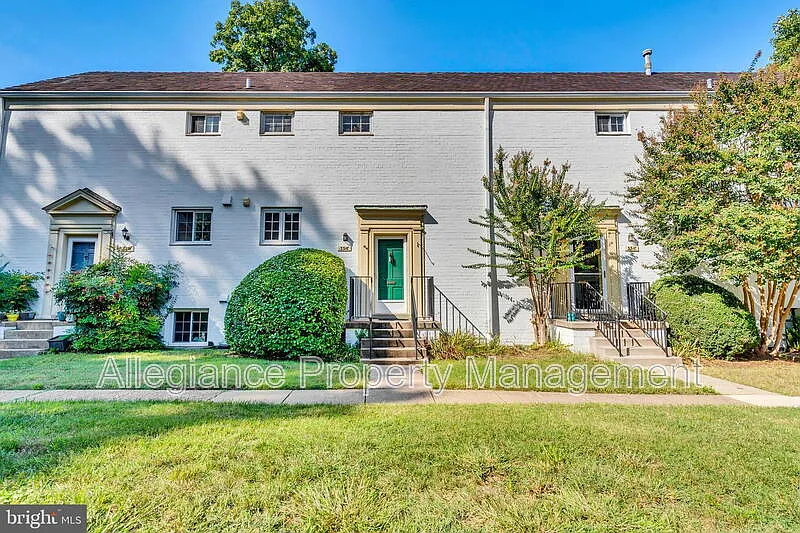 2 bed, 1.0 bath, 930 sqft, $2,550 — Photo 1