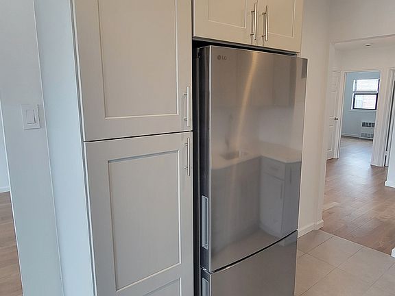 5th image of 25-09 Crescent St #3