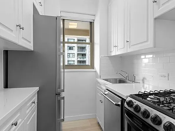 300 East 57th Street image 6 of 12