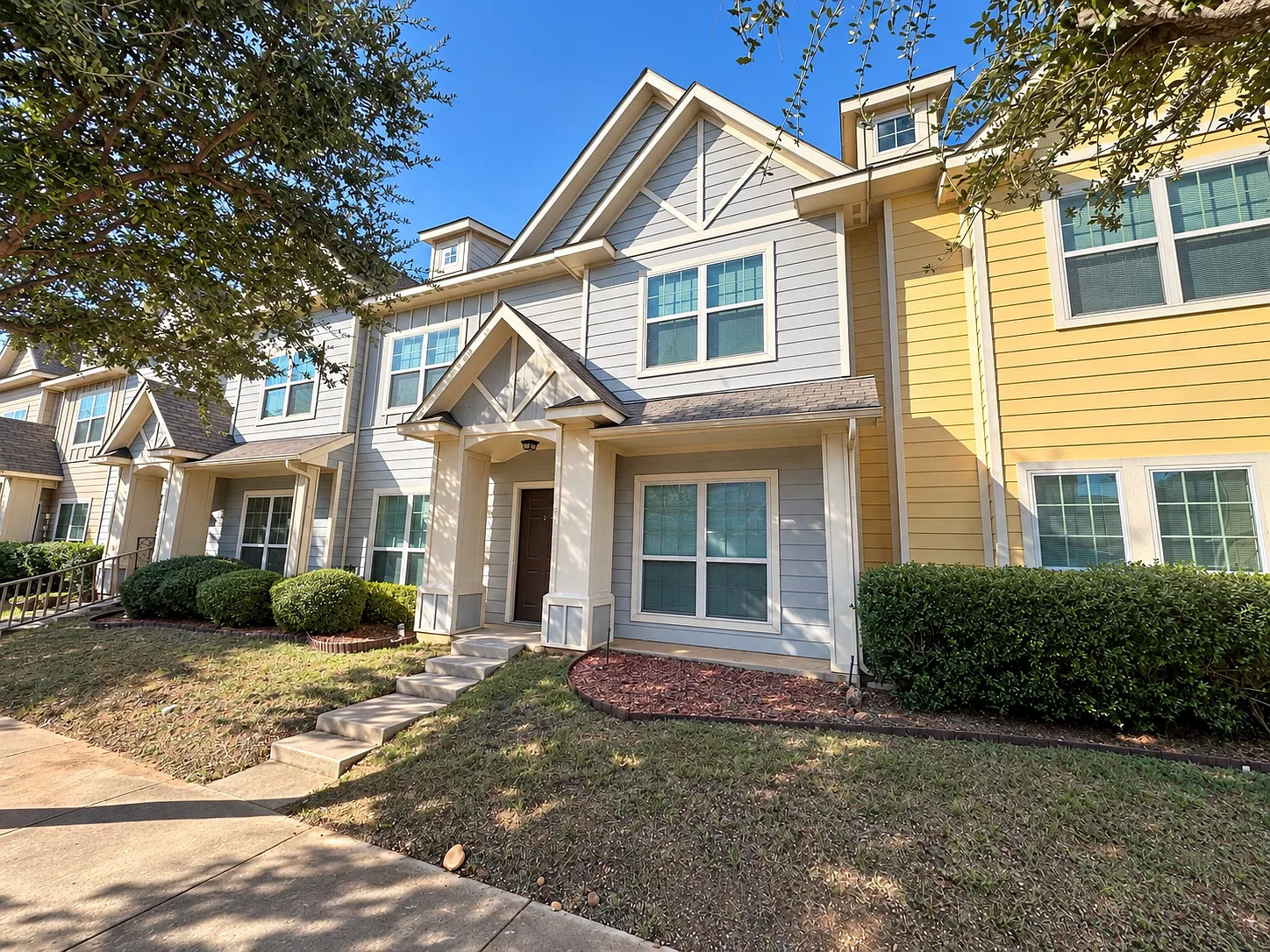 4 bed, 2.5 bath, 1800 sqft, $2,095 — Photo 1