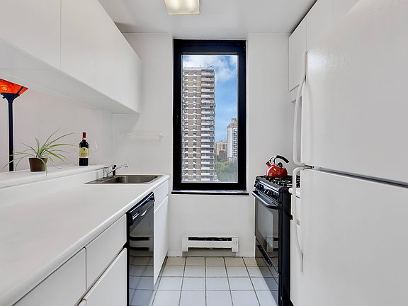 4th image of 215 W 95th St APT 15B