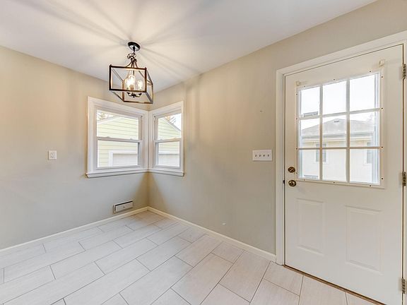 Side entry, small kitchen eating area