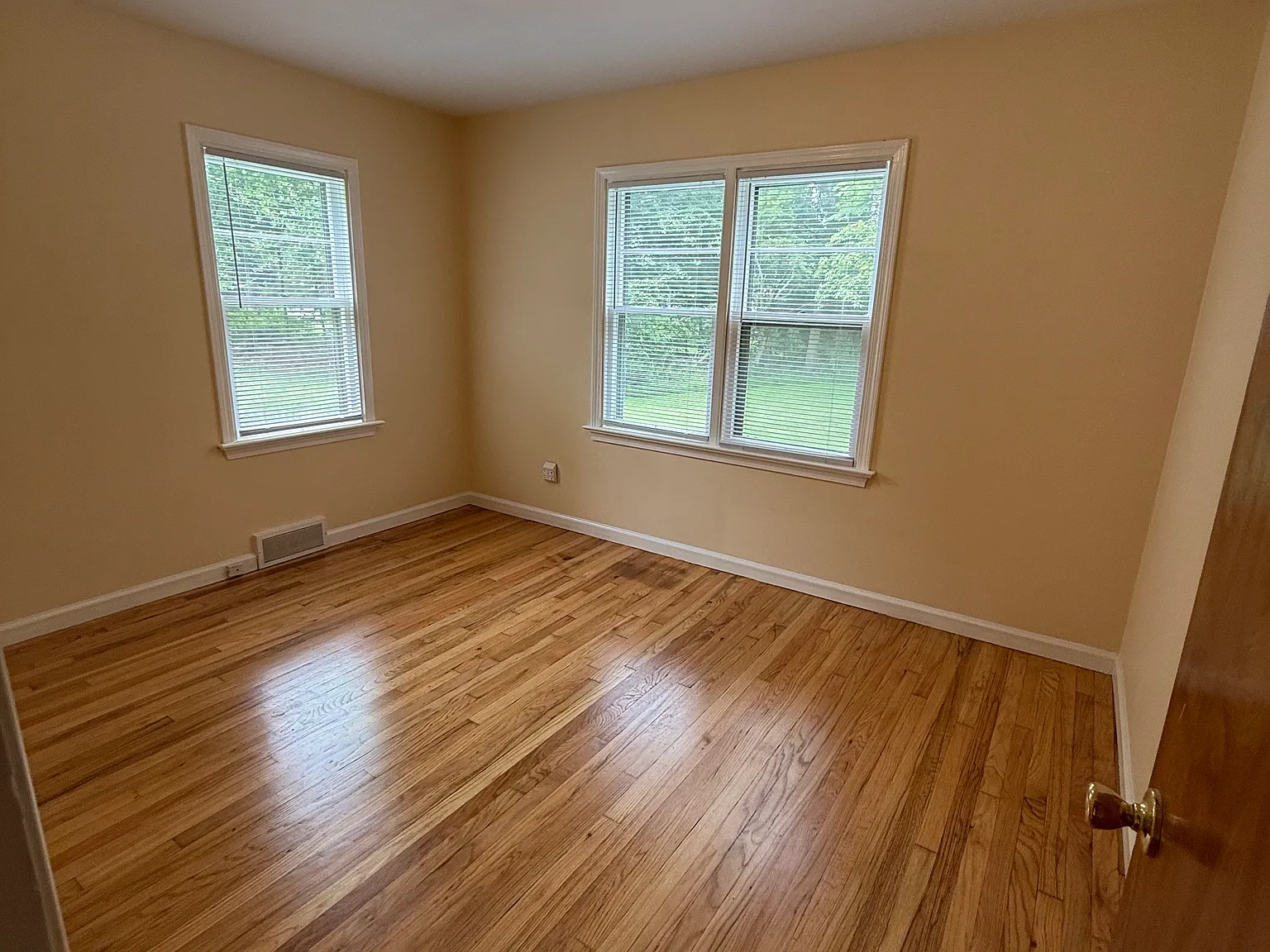 5 bed, 2700 sqft, $2,500 — Photo 4