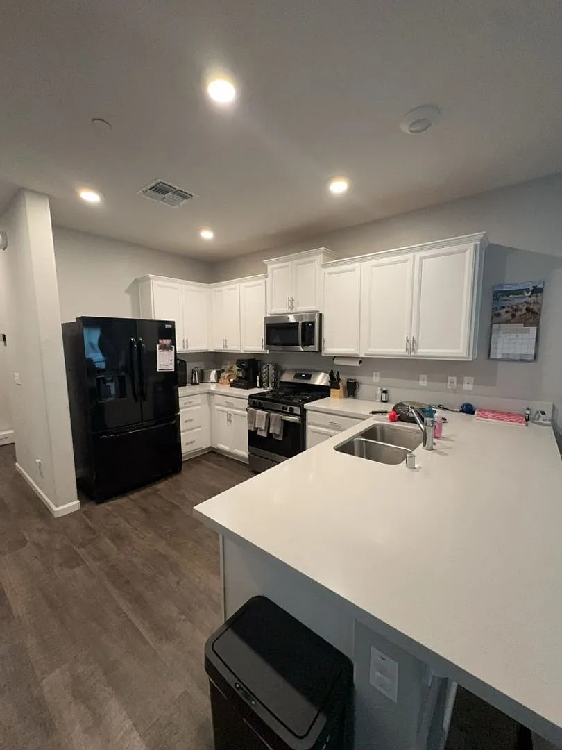 Newer 3 Bed 2.5 Bath Two-Story Home — Photo 4