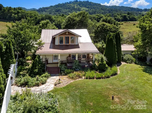 10 Gardening Frog Trl, Waynesville, NC 28785