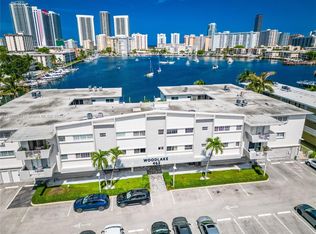 462 Golden Isles Dr APT 305, Hallandale, FL 33009