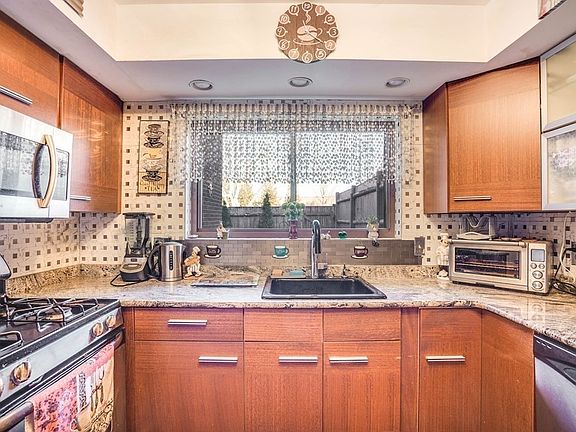 4th image of 86 Bailey St #306
