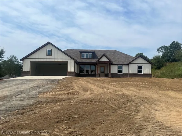104 Blackstone Dr, Wister, OK 74966