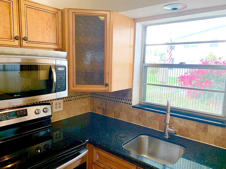130 Sheffield St E #F — Photo 3