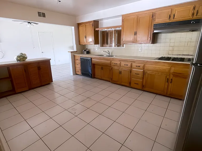 340 Cindy Ct — Photo 7