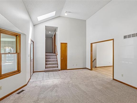 4th image of 412 SE Hamilton Ct