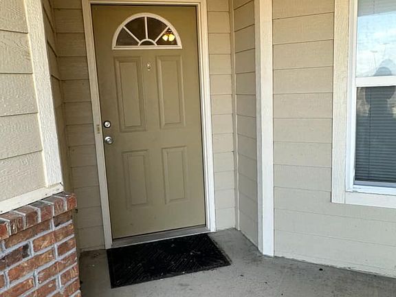 2nd image of 1614 Hickory Ln #1614