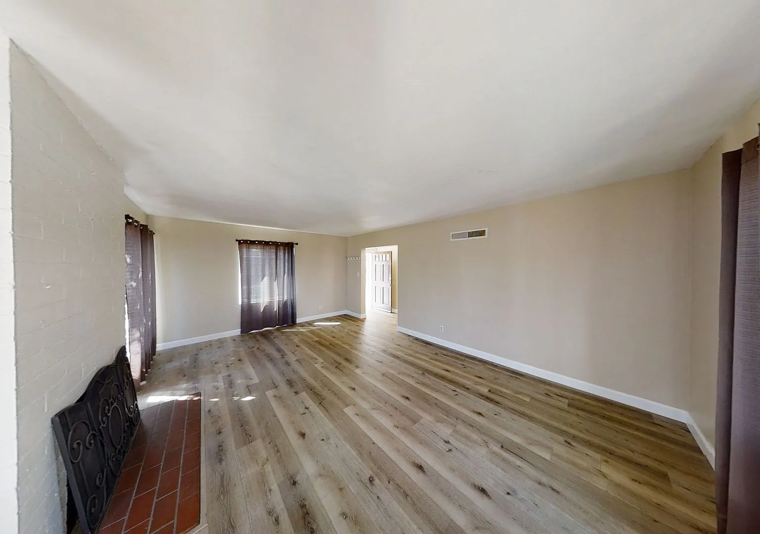 Large, Private 4BD/2BA on Rockford!! — Photo 4