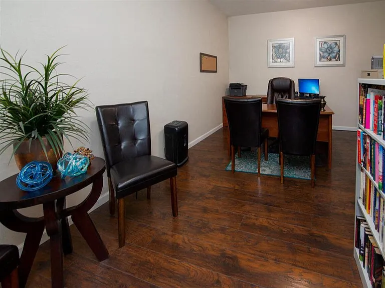 Hamilton Manor Apartments — Photo 7