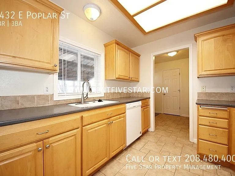 1432 E Poplar St — Photo 6
