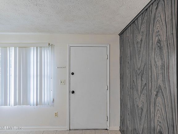 3rd image of 548 BLAIRMORE Boulevard W