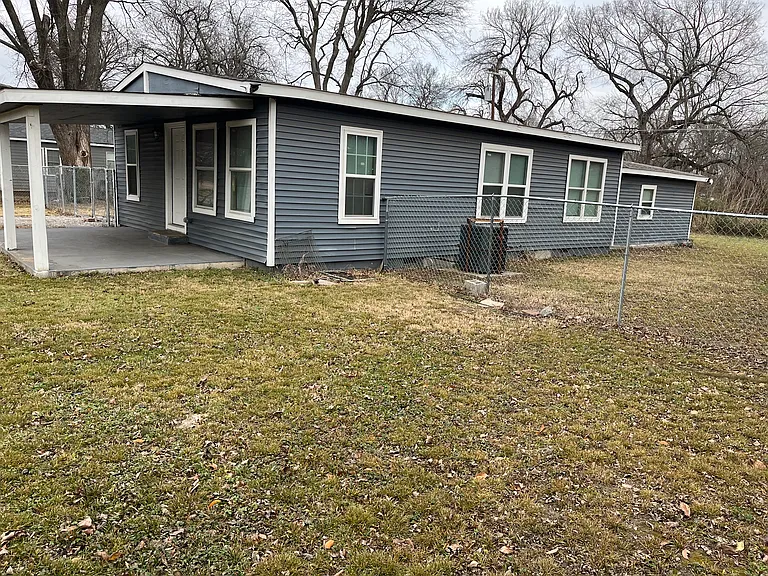 6215 N Victor Ave — Photo 4